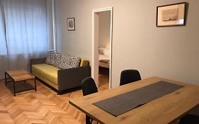 Eu Metro Station, City Center, Lovely 3-Bedroom Apartment, Free Parking